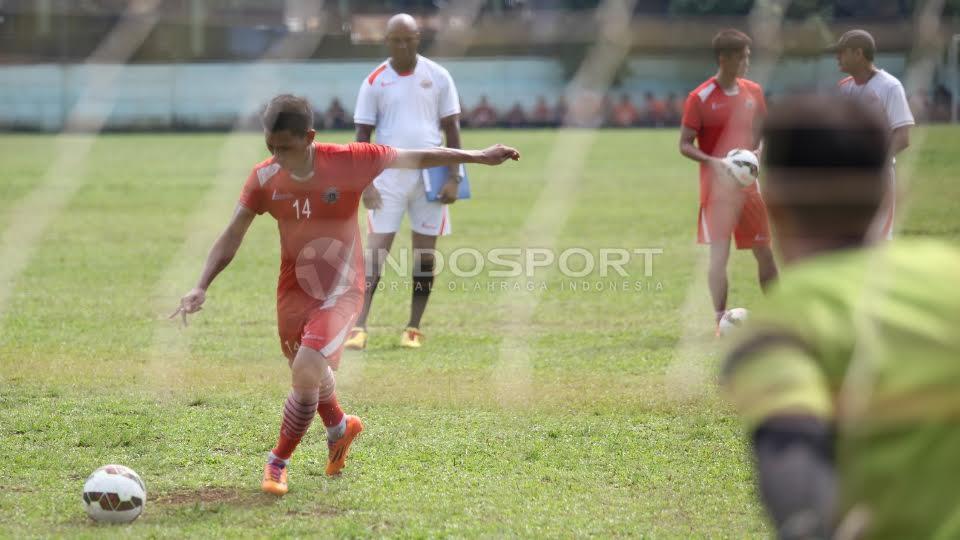 Pemain senior Persija Jakarta, Ismed Sofyan melakukan latihan tendangan penalti.